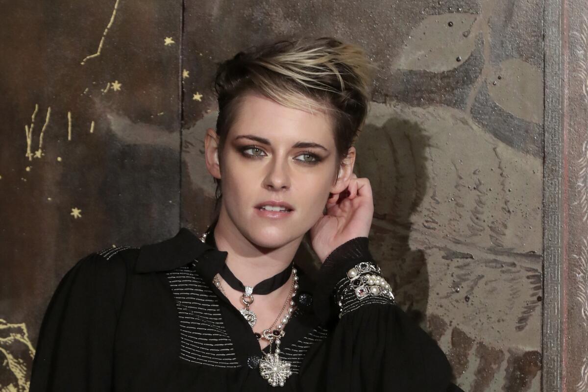  La actriz Kristen Stewart posa antes de la presentación de la colección Metiers d'Art de Chanel el 4 de diciembre de 2019