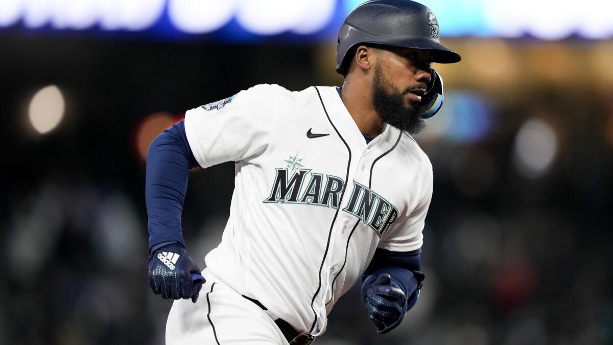 Red hot Mariners rout the Astros, Sports news