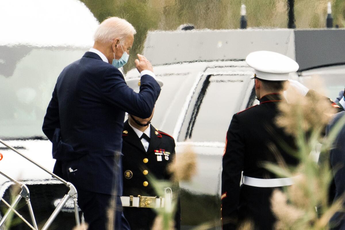 El presidente Joe Biden desciende del helicóptero presidencial Marine 