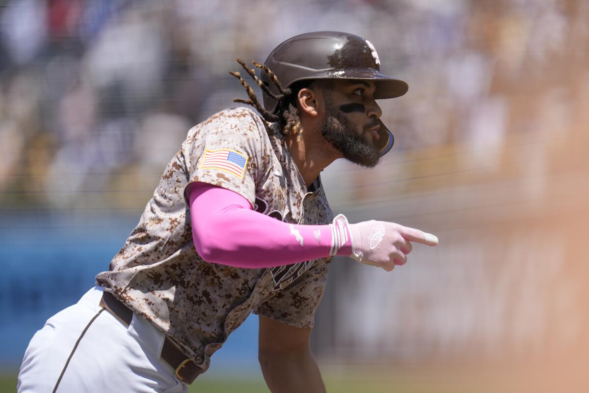Padres'li Fernando Tatis Jr., Pazar günü Dodgers'a karşı ilk vuruşta sayı attıktan sonra kutlama yapıyor.