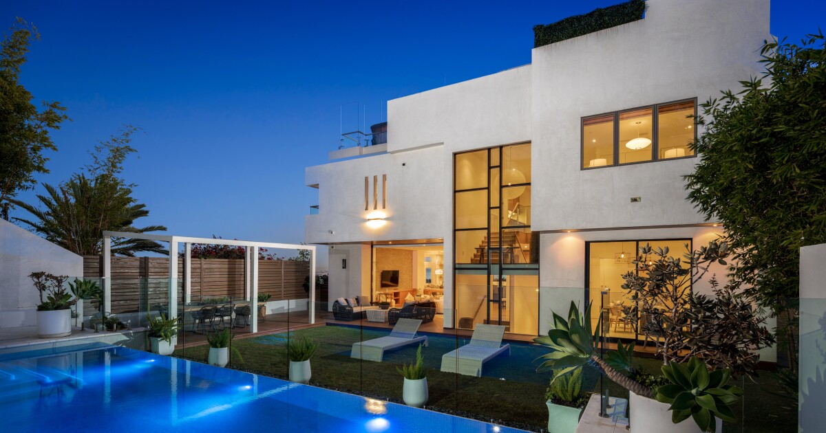 Tyra Banks mencoba menjual rumah kelimanya di Pacific Palisades seharga .895 juta
