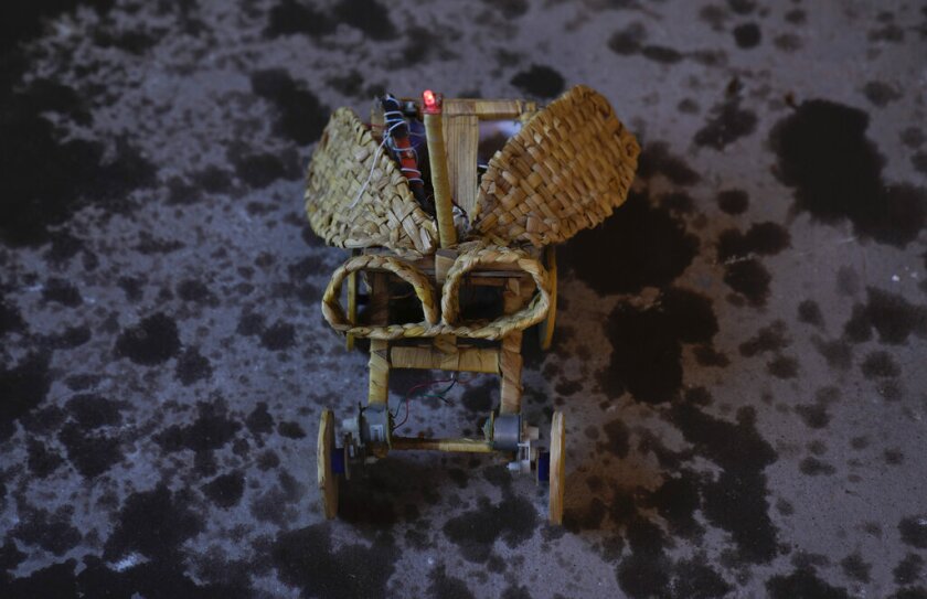 Un automóvil de control remoto parcialmente construido con juncos