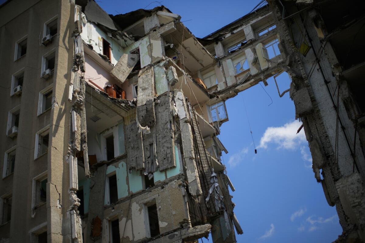 Pedazos de escombros cuelgan en la sede del gobierno regional de Mykolaiv