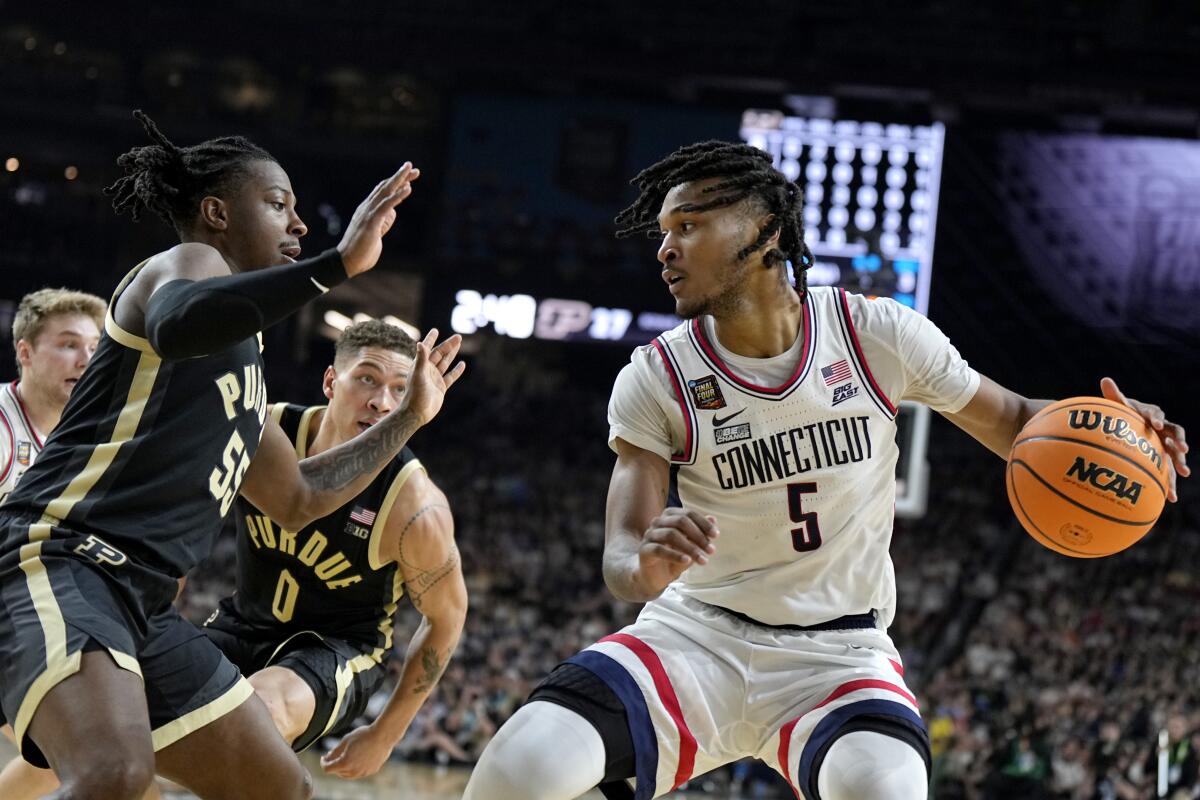 UConn freshman Stephon Castle declares for NBA draft and becomes school's  second one-and-done player - The San Diego Union-Tribune