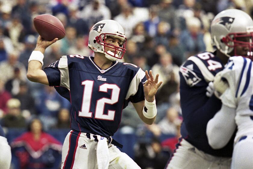 ARCHIVO - Foto del 30 de septiembre del 2001, el quarterback de los Patriots de Nueva Inglaterra Tom Brady lanza el balón en su primer juego como titular ante los Colts de Indianápolis. (AP Foto/Winslow Townson, Archivo)