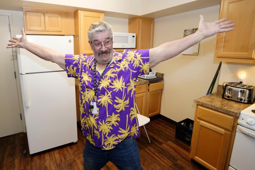 Thomas Marshall muestra feliz la cocina de su apartamento de una recámara, el 24 de febrero de 2023, en Sacramento, California, luego de haber carecido de una vivienda estable. (AP Foto/Rich Pedroncelli)