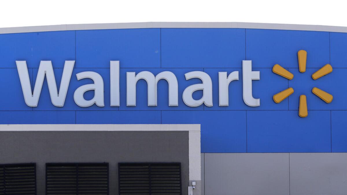  logo de Walmart se ve en la fachada de una tienda de la compañía en Walpole, 