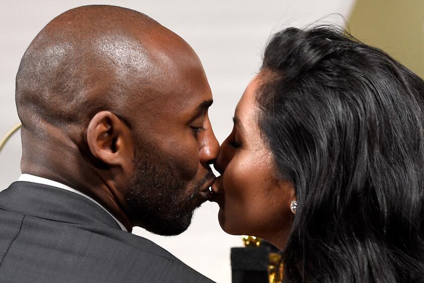 HOLLYWOOD, CA - MARCH 04: Kobe Bryant (L) and Vanessa Laine Bryant attend the 90th Annual Academy Awards Governors Ball at Hollywood & Highland Center on March 4, 2018 in Hollywood, California. (Photo by Kevork Djansezian/Getty Images)