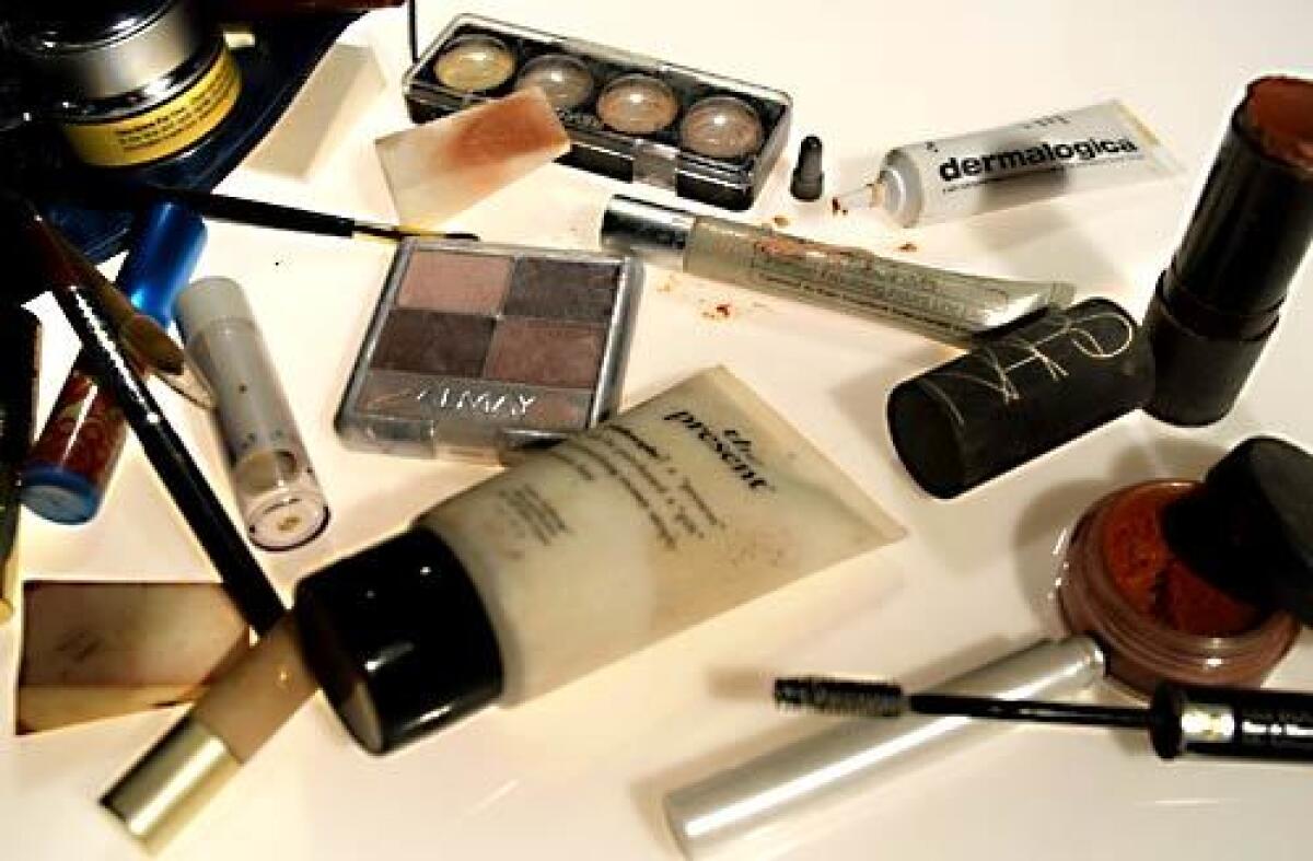 La Legislatura de California considera un proyecto de ley que prohibiría una lista de materiales tóxicos en cosméticos y otros artículos de consumo.