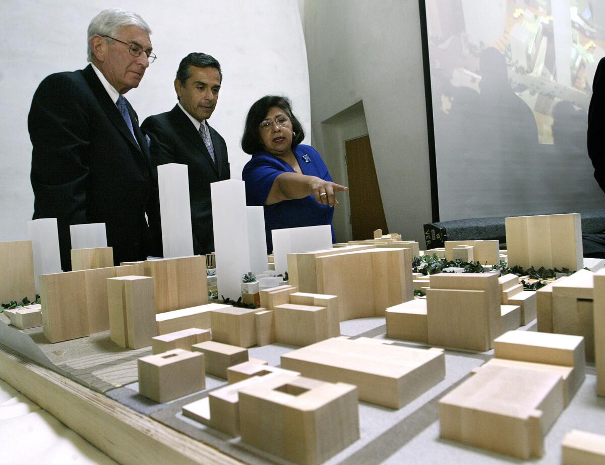 Broad with County Supervisor Gloria Molina and Mayor-elect Antonio Villaraigosa in 2005.