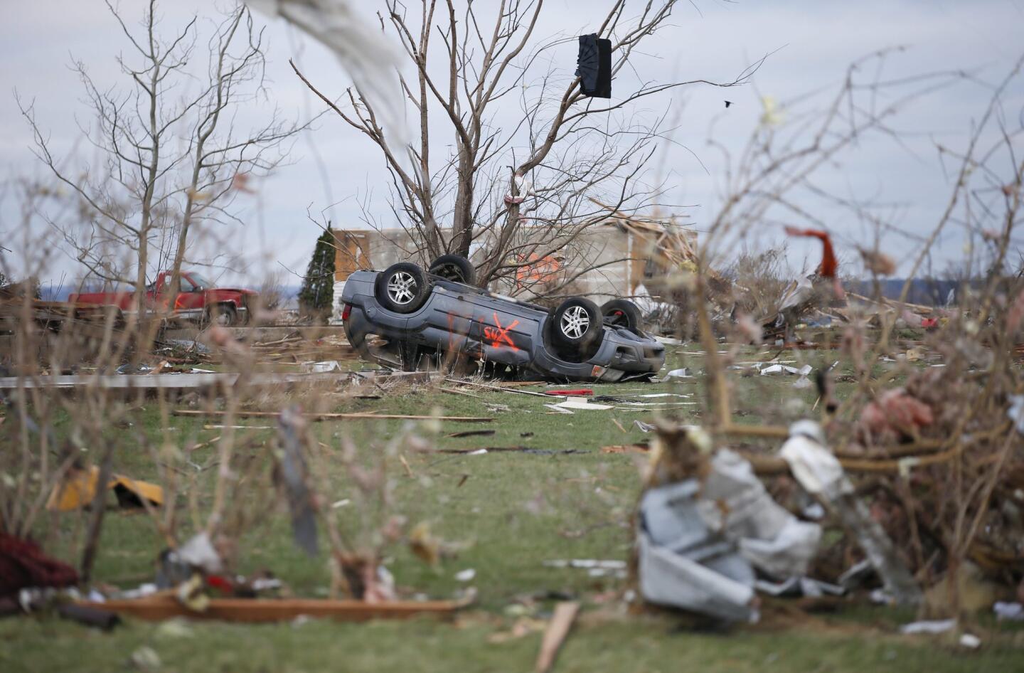 Tornado kills one in Illinois