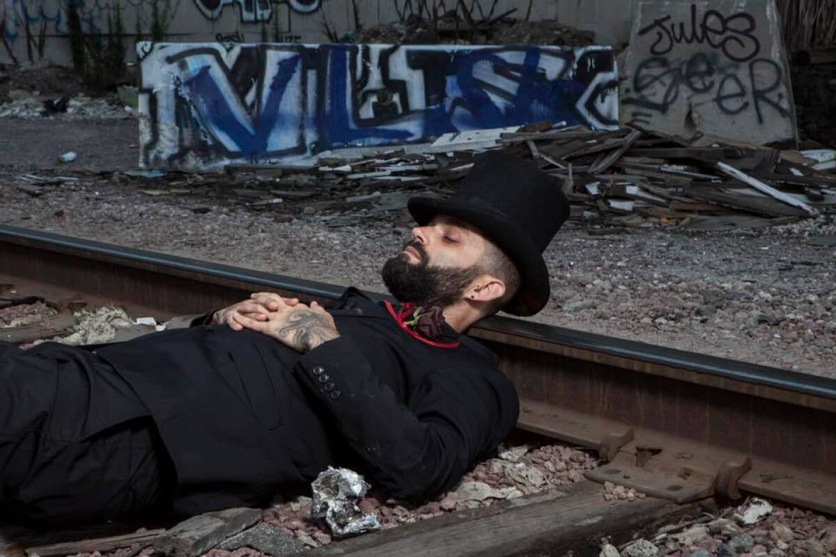 Bir figür bir demiryolu rayında uzanıyor.