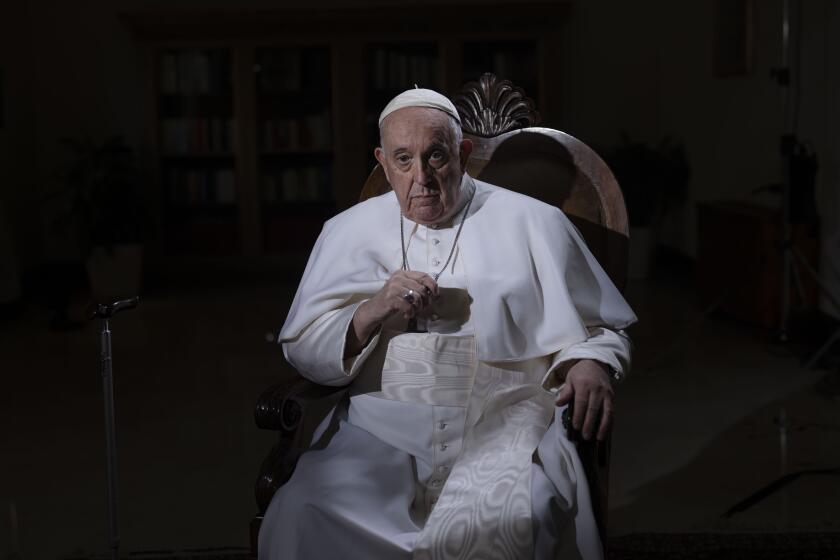 El papa Francisco hace una pausa durante una entrevista con The Associated Press en el Vaticano, el martes 24 de enero de 2023. El papa dice que ni siquiera ha valorado introducir normas para regular la jubilación de los papas, y que pensaba seguir trabajando mientras pudiera como obispo de Roma. (AP Foto/Domenico Stinellis)