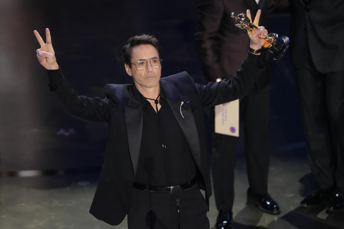 Robert Downey Jr. acepta su premio a mejor actor de reparto por su papel en "Oppenheimer" durante los Oscar,