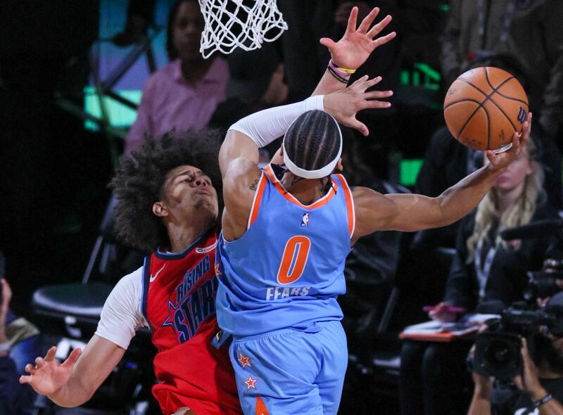 Pelicans guardı Jeremiah Fears, Wizards guardı Kyshawn George Friday tarafından savunulurken turnike için ayağa kalkıyor.
