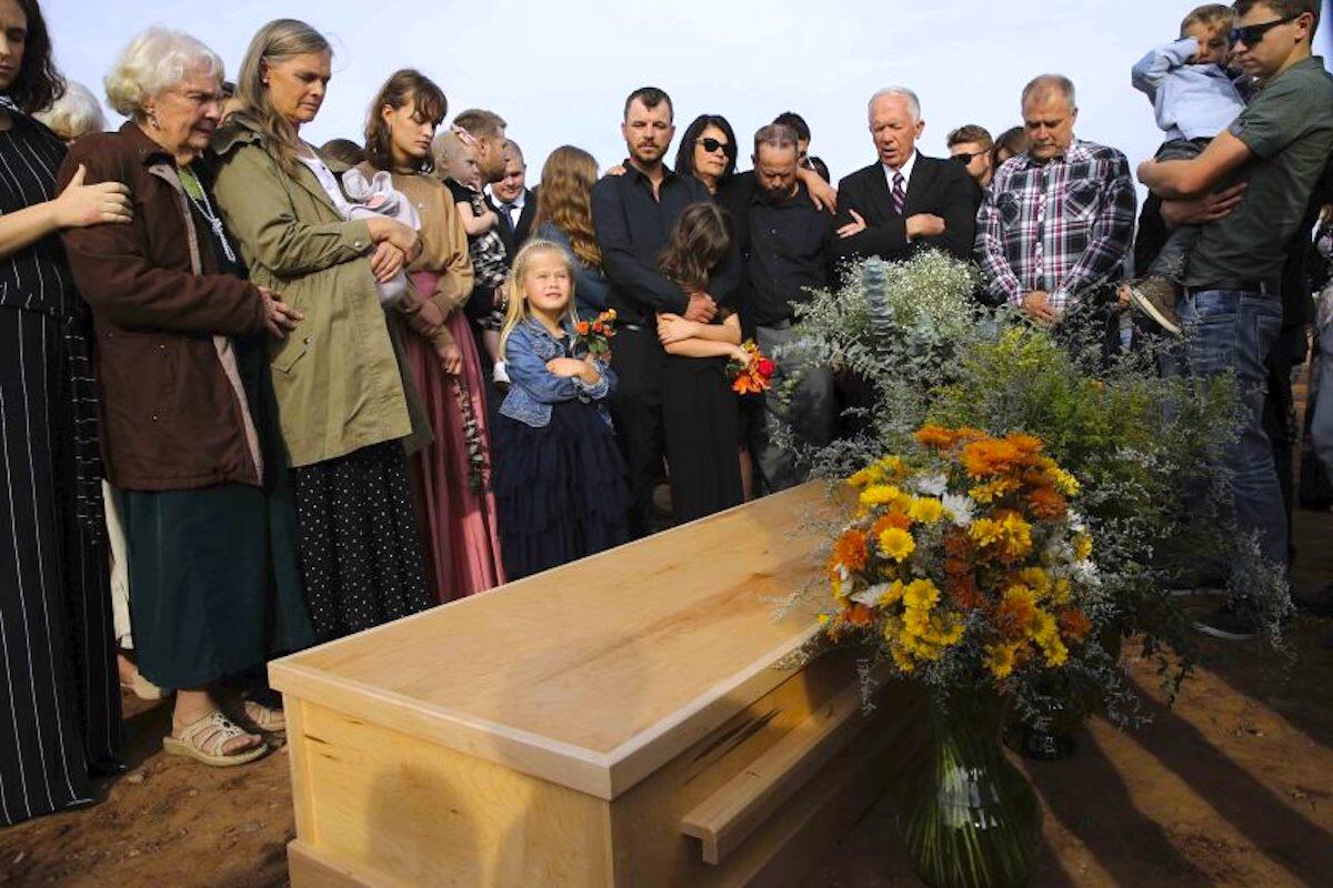 Familiares y amigos acuden al entierro de Christina Langford Johnson