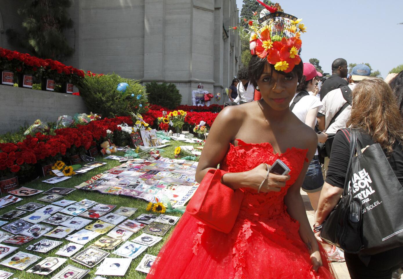 Photo Gallery: Michael Jackson fans arrive at Forest Lawn Glendale on 5th Anniversary of his death