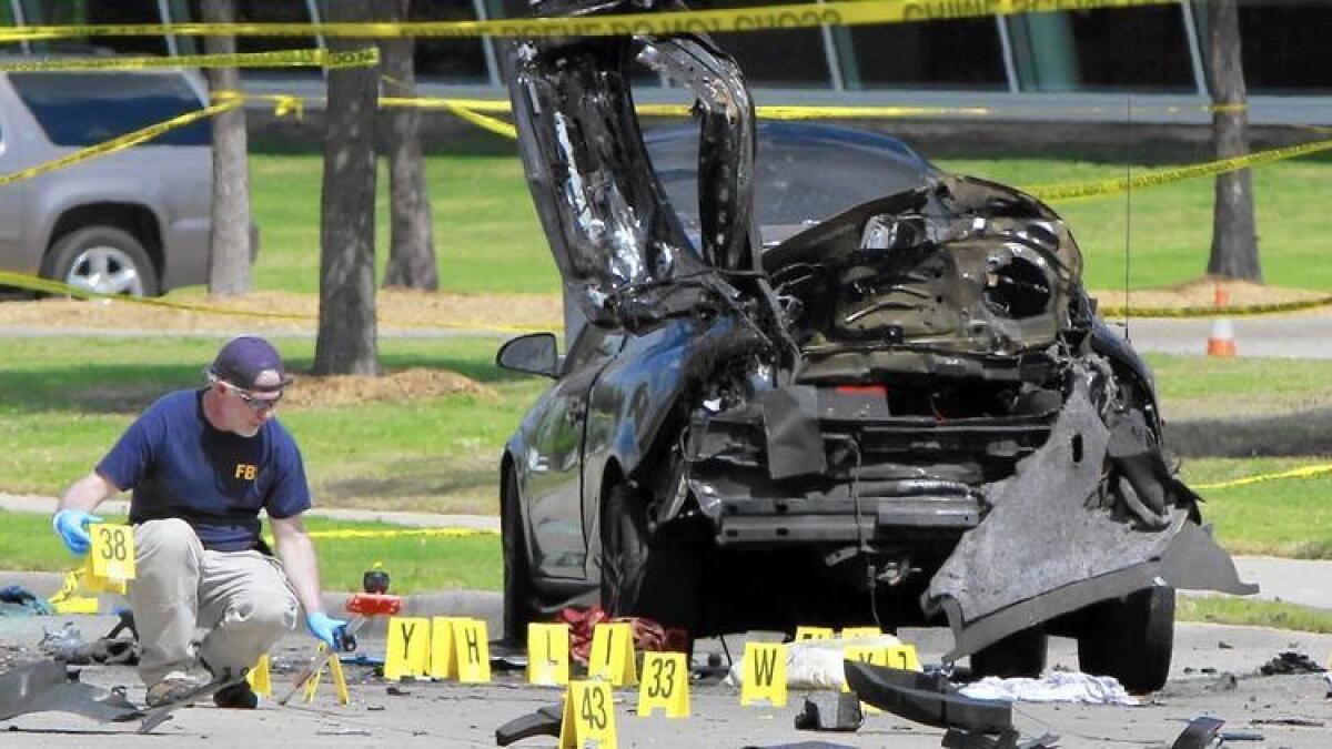 Un investigador del FBI en Garland, Texas, donde dos hombres abrieron fuego afuera de un concurso de dibujos animados de Mahoma.