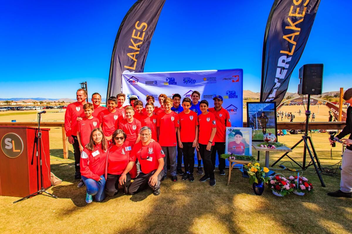 Familia De La Cruz y voluntarios.