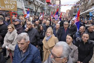 Kosovares de etnia serbia protestan contra la prohibición de usar la moneda serbia en su lugar de residencia, en la parte norte de Kosovska Mitrovica, Kosovo, el 12 de febrero de 2024. (Foto AP/Bojan Slavkovic)