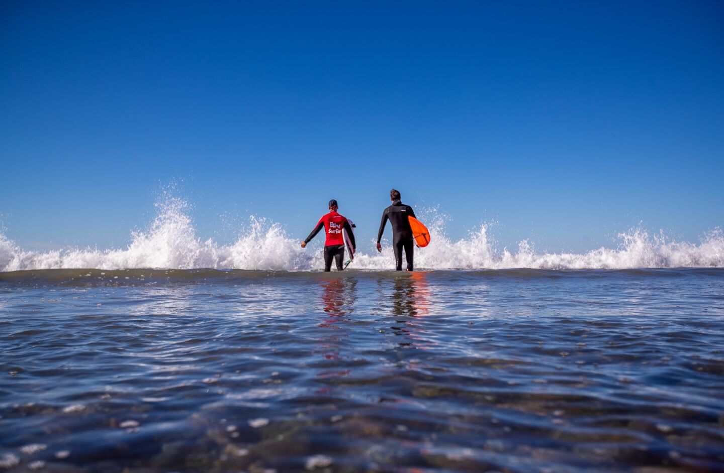 Blind surfer Pete Gustin hits the waves to challenge himself - Los