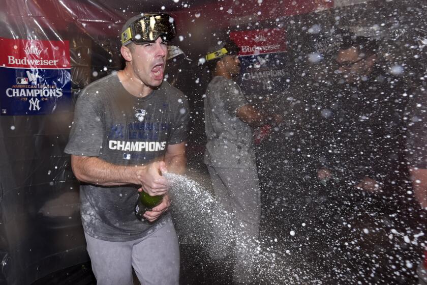 Carlos Rodón, de los Yankees de Nueva York, festeja luego de eliminar a los Guardianes de Cleveland en la Serie de Campeonato de la Liga Americana, el sábado 20 de octubre de 2024 (AP Foto/Godofredo A. Vásquez )