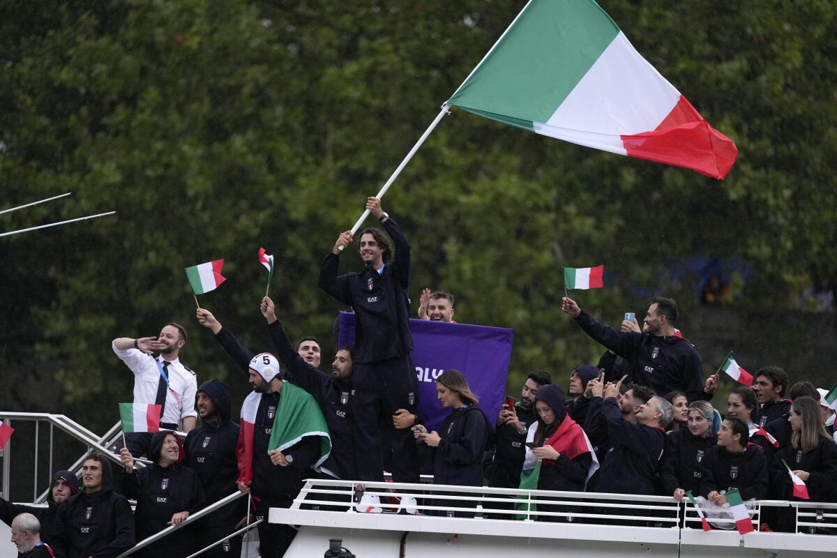 El italiano Gianmarco Tamberi agita la bandera del país durante la ceremonia inaugural 