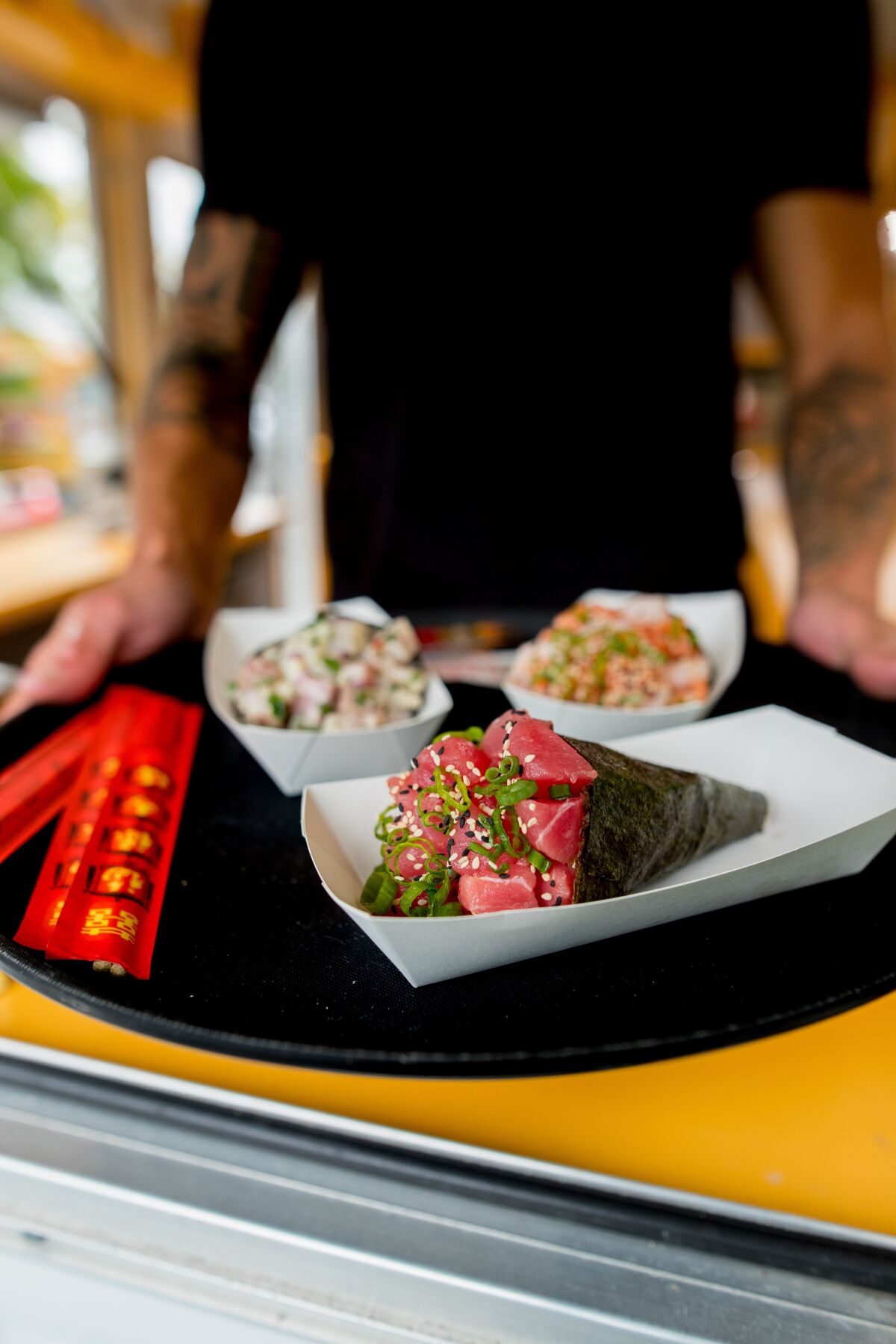 Rollos de mano japoneses brasileños en el carrito de comida Temakeria de Chula Vista.