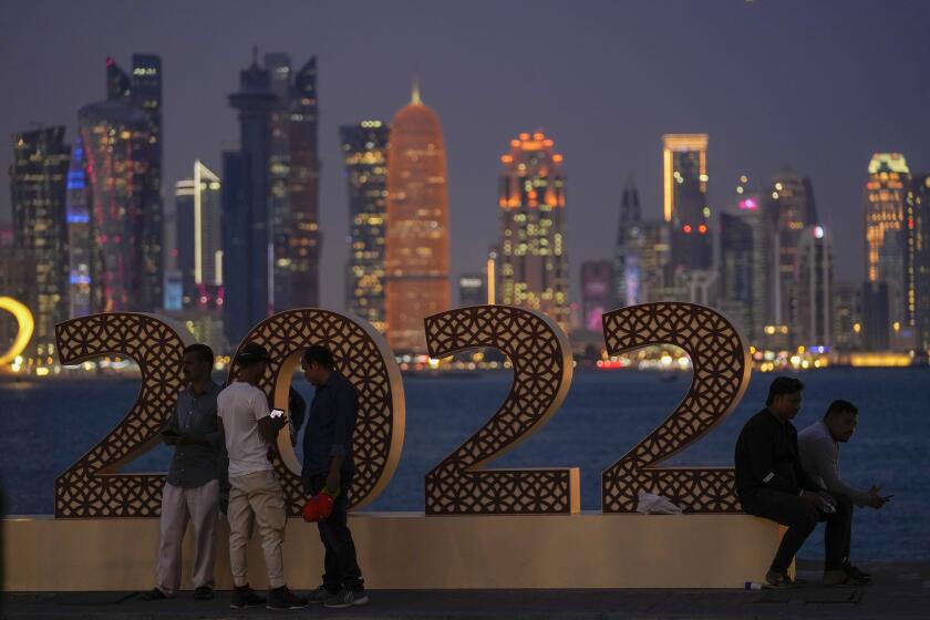 Un grupo de personas toma fotografías en Doha, el jueves 17 de noviembre de 2022 (AP Foto/Hassan Ammar)