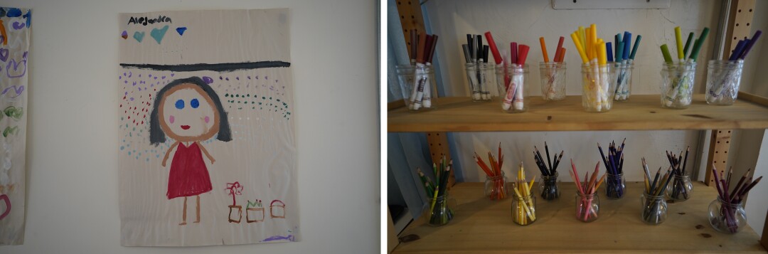 Arte creado por los estudiantes y los materiales de arte ordenados