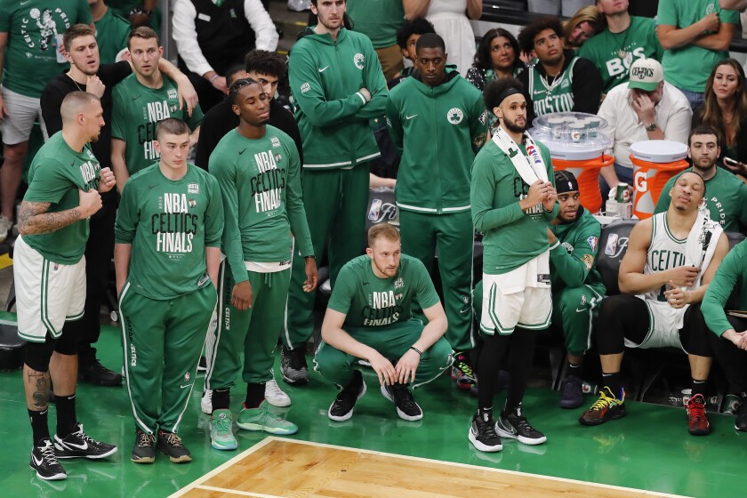 Los Celtics de Boston observan la última parte del sexto partido de las Finales