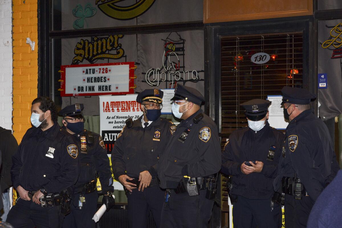 Agentes del Departamento de Policía de la ciudad de Nueva York de pie 