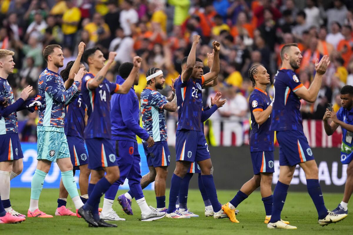 Denzel Dumfries de Holanda, en el centro, y sus compañeros de equipo celebran 