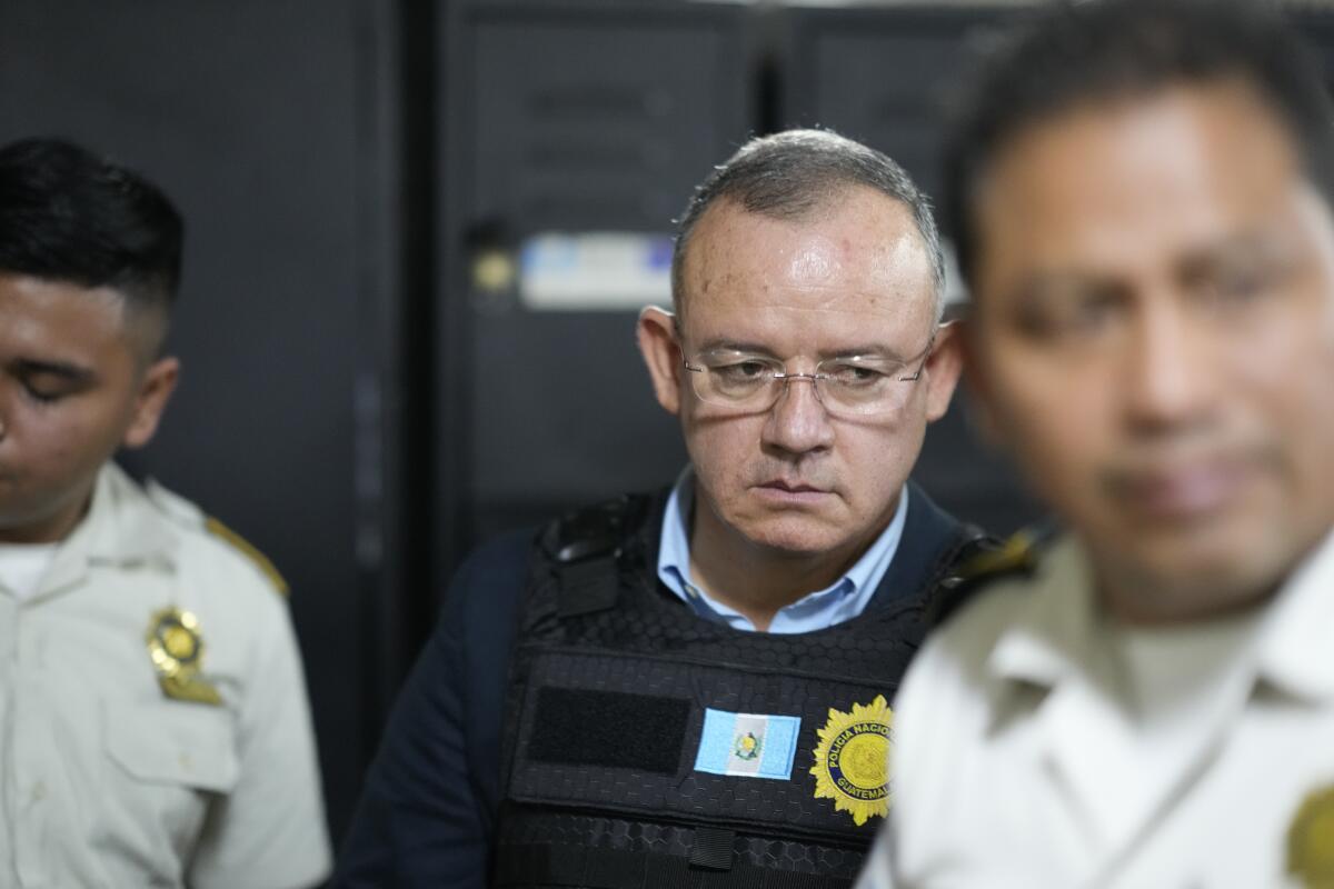 El ex ministro del Interior, Napoleón Barrientos, es escoltado por la policía 