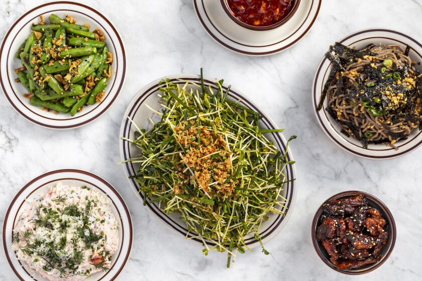 접시와 그릇에는 다양한 샐러드와 반찬이 들어 있습니다.