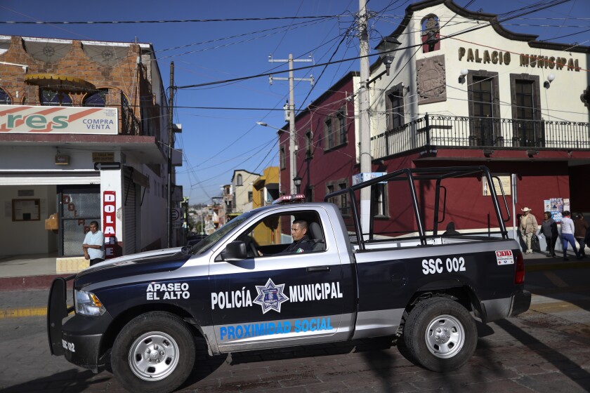 Policías municipales transitan por una calle en Apaseo El Alto, estado de Guanajuato, México