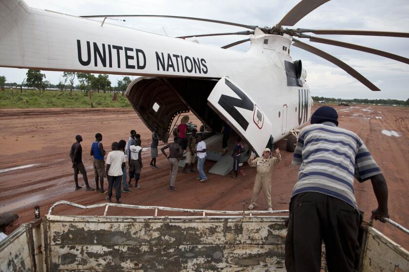 ARCHIVO - Voluntarios descargan artículos de un helicóptero de la ONU para colocarlos en un camión del Programa Mundial de Alimentos en el campamento de Yida, Sudán del Sur, el 14 de septiembre de 2012. (AP Foto/Mackenzie Knowles-Coursin)