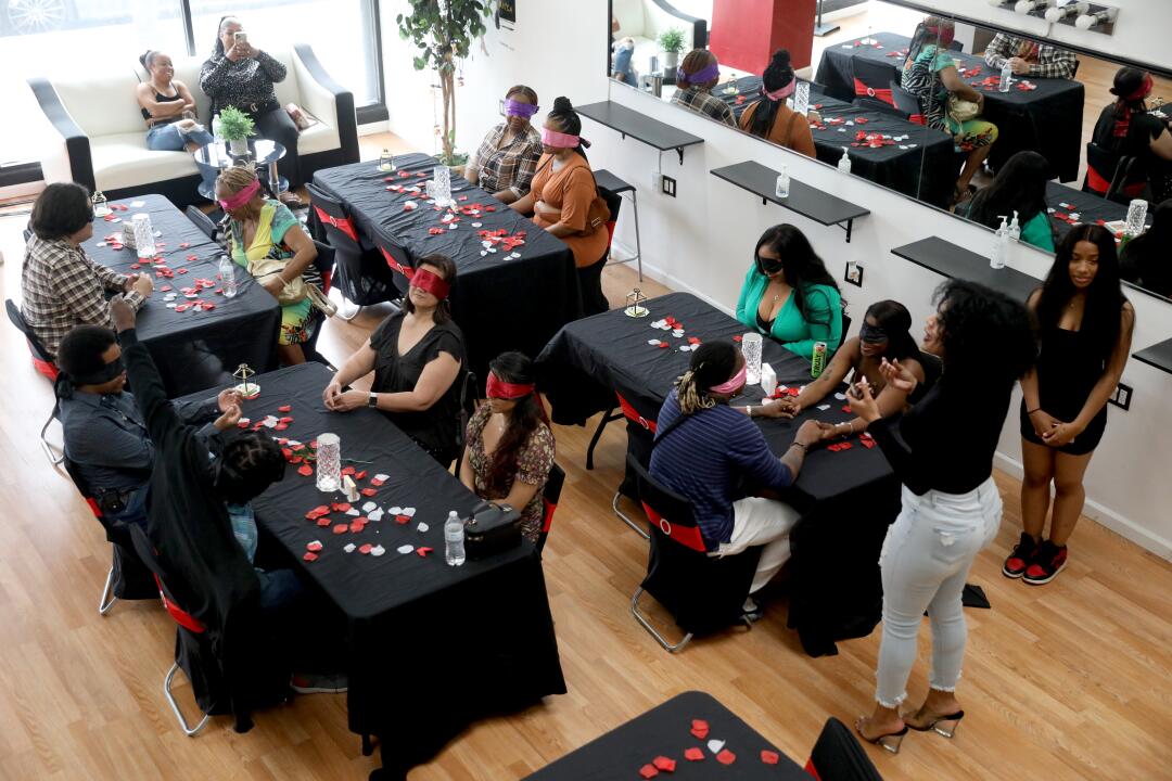 Singles Date Sight Unseen At This La Speed Dating Experience Los