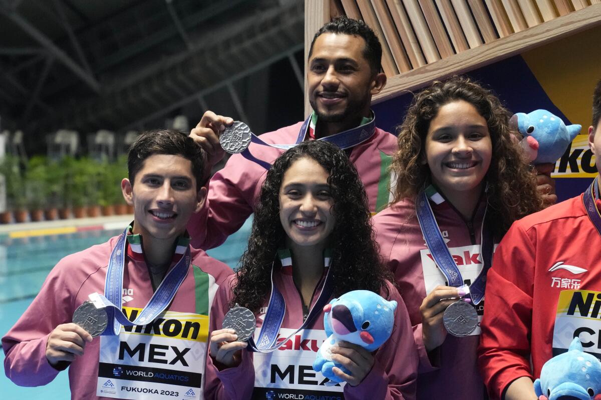 El equipo de México celebra tras ganar una medalla de plata en la competencia mixta 