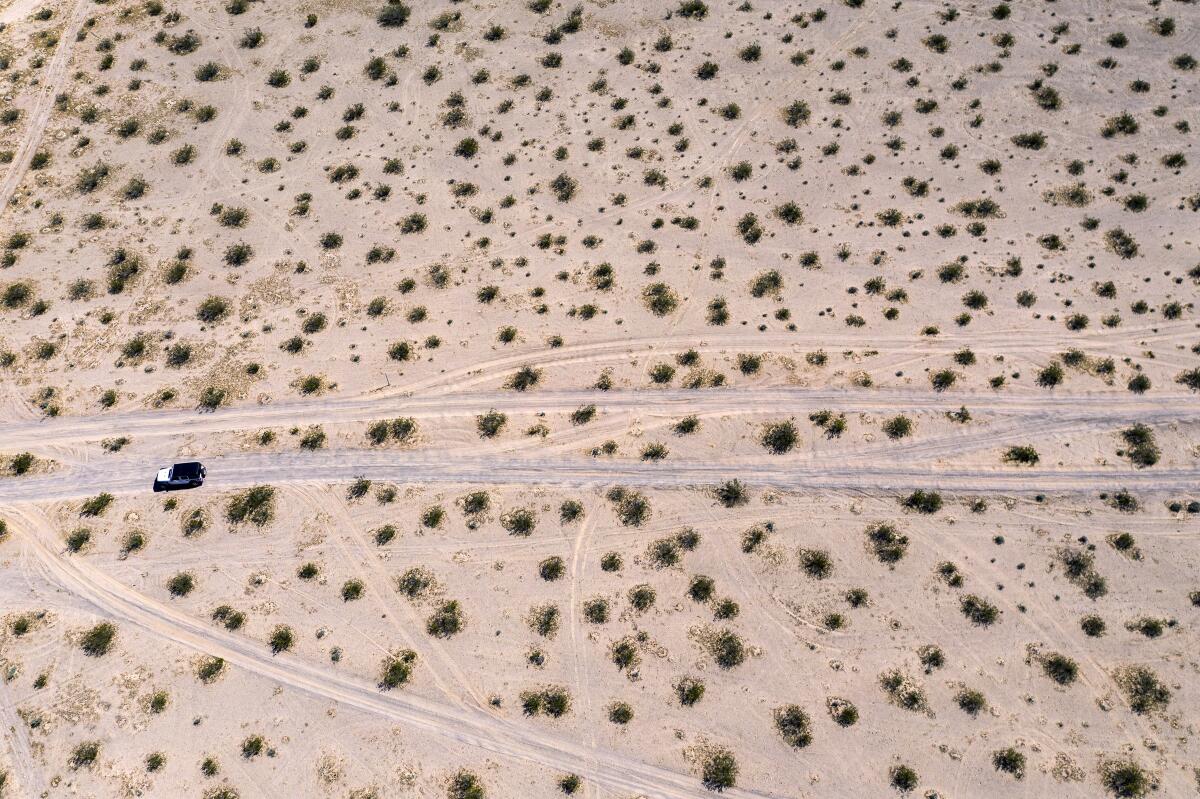 Huellas en el desierto a lo largo de Mojave Road, cerca de la entrada de la Reserva Nacional Mojave. 
