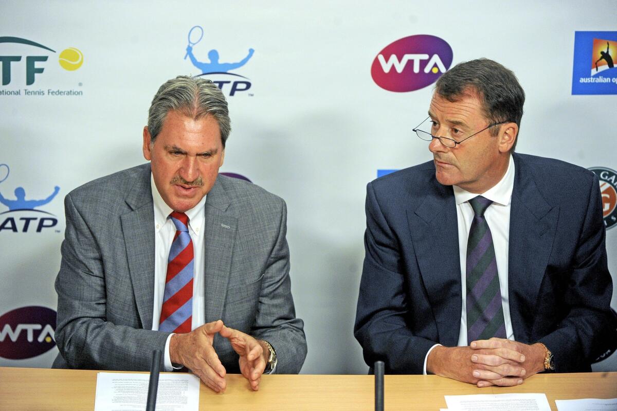 El presidente del Comité de Integridad en el Tenis, Philip Brook (d), escucha al presidente de la Federación Internacional de Tenis, David Haggerty (i), durante una rueda de prensa sobre el Abierto de Australia hoy, miércoles 27 de enero de 2016, en Melbourne (Australia).