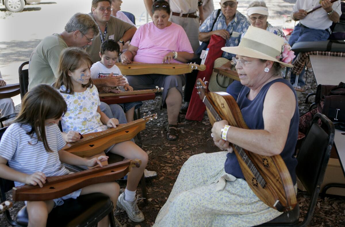 August 26th, 2006, Diane Gravlin leads Dulcimer workshop at 4th annual Summergrass San Diego