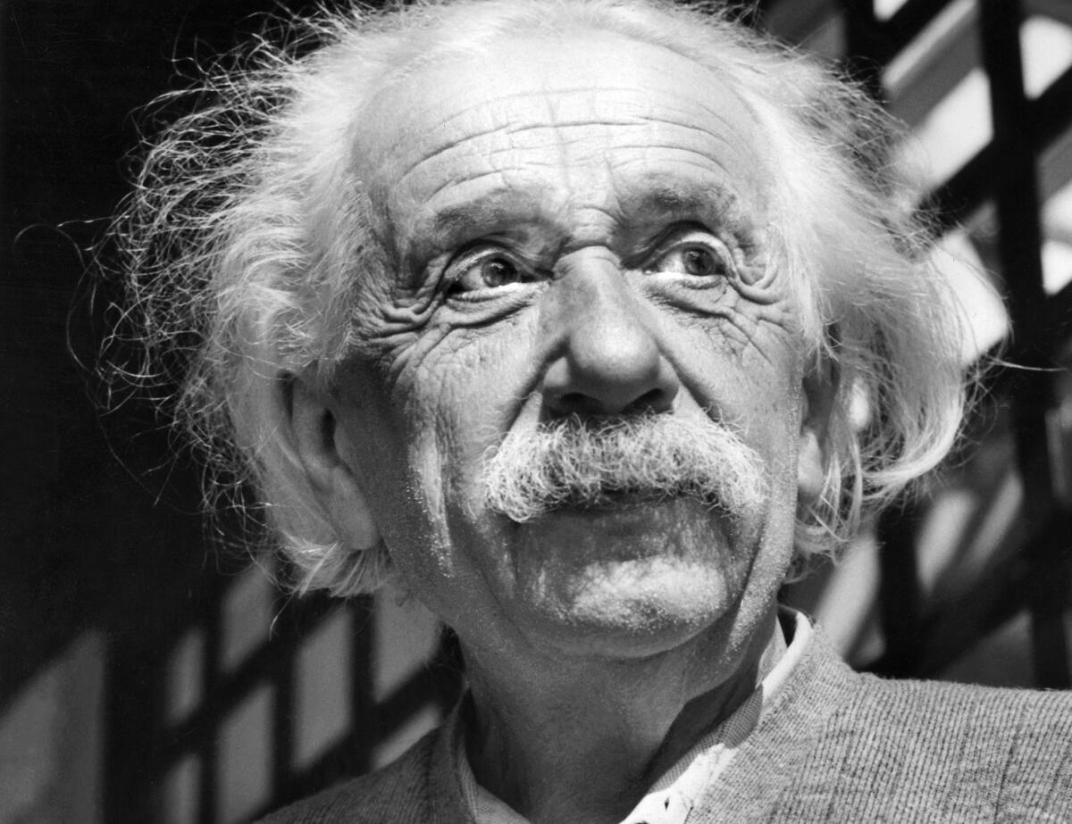 En esta imagen de junio de 1954, el renombrado físico, Albert Einstein en Princeton, Nueva Jersey. Einstein era un padre preocupado de que su hijo no tomara sus estudios de geometría en serio, que estaba en deuda con un tío que le obsequió una máquina de vapor de juguete cuando era niño, provocándole un interés en la ciencia. Esas y otras reflexiones, incluyendo opiniones personales sobre Dios y la política son el contenido de 27 cartas que serán subastadas, se informó el 11 de junio de 2015.