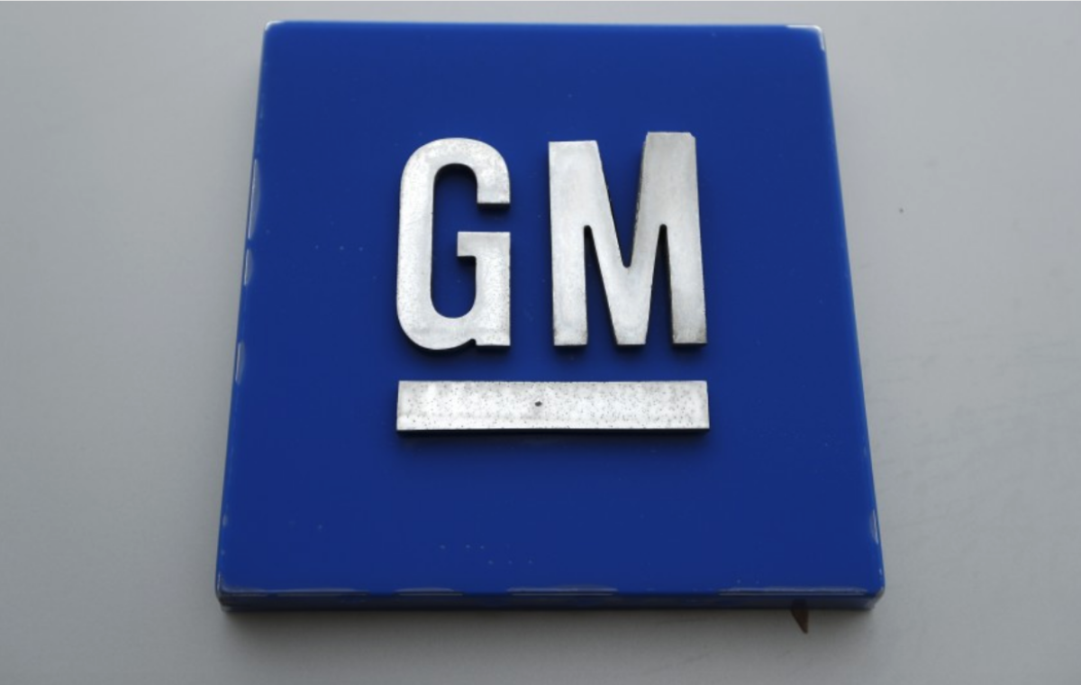 En esta imagen se ve el logo de General Motors 