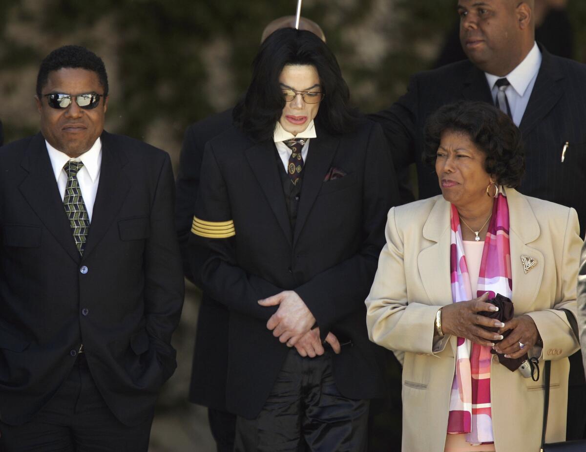 ARCHIVO - La estrella del pop Michael Jackson, al centro, su madre Katherine Jackson