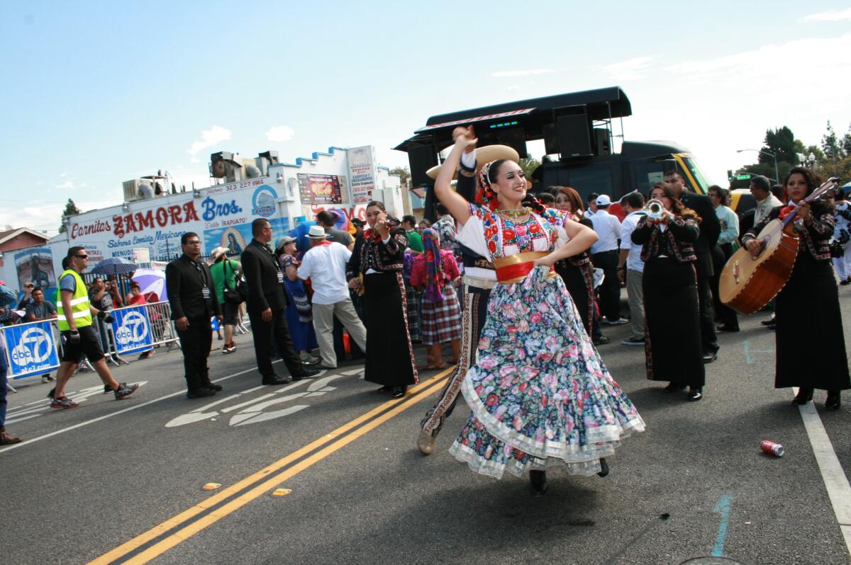 La música y la danza sale a relucir en el desfile por la independencia de México que se realiza en el Este de Los Ángeles.