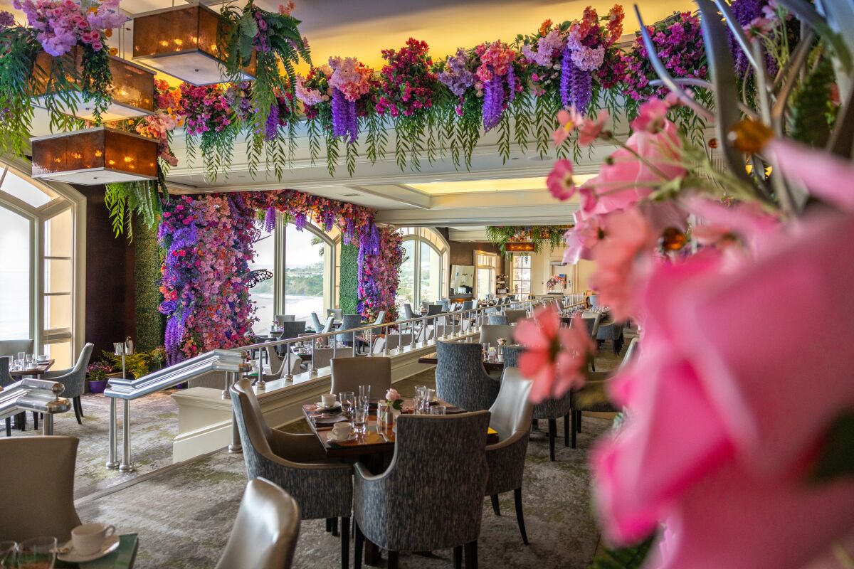 Fresche e lussureggianti composizioni floreali compongono l'installazione del giardino primaverile di RAYA al Ritz-Carlton Laguna Niguel.