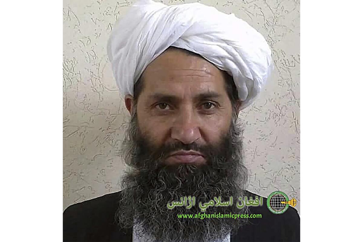 En esta imagen de archivo, de la que no se conoce fecha ni ubicación, que fue distribuida en 2016, el líder del Talibán afgano, Mawlawi Hibatullah Akhundzada, posa para un retrato. (Afghan Islamic Press vía AP, archivo)