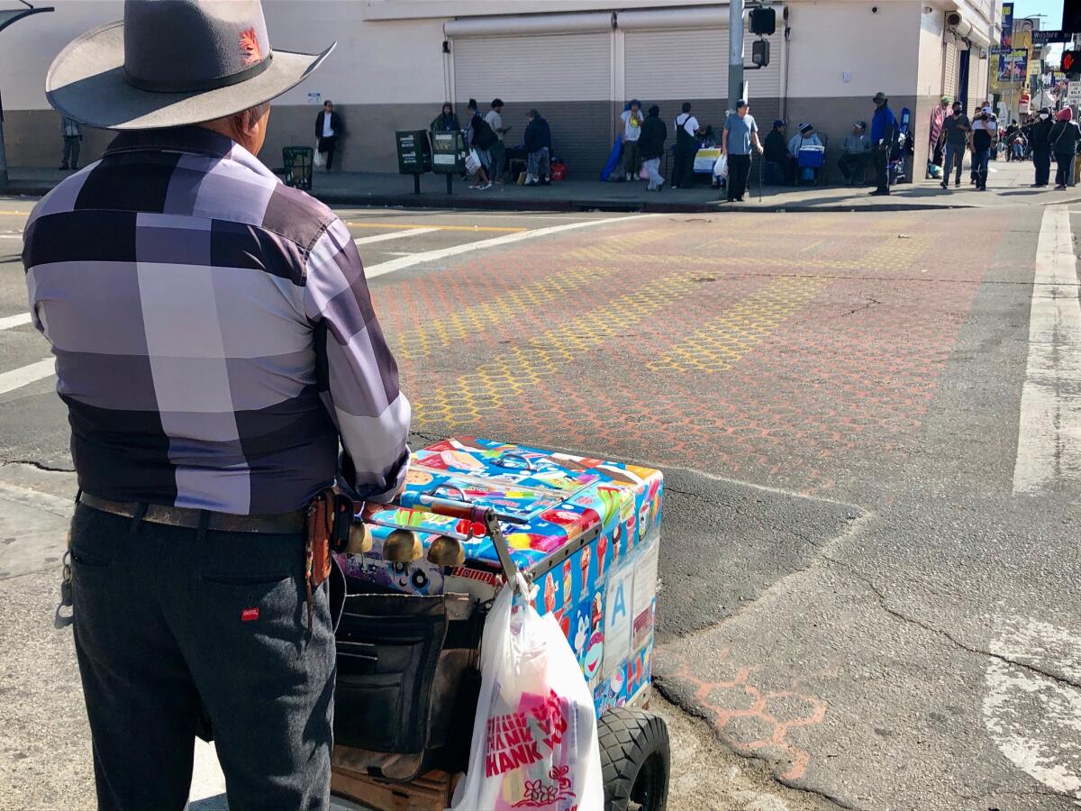 Los comerciantes informales reportan que en la cuarentena tienen que salir a la calle por necesidad. Las restricciones les han golpeado su bolsillo y manifiestán que están perdiendo entre 50% y 63%.