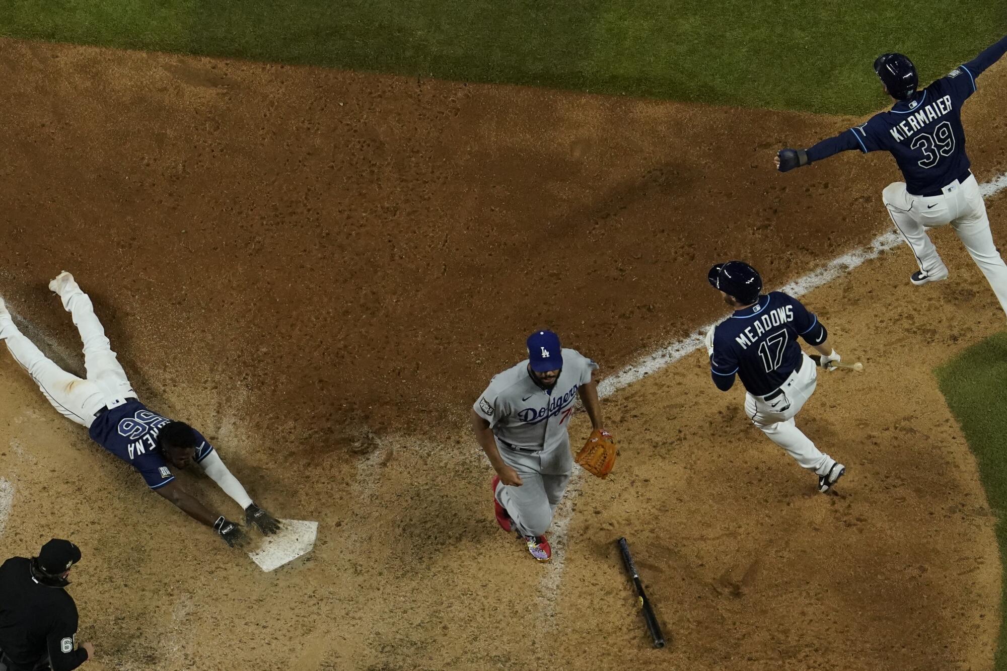 Clayton Kershaw stops steal of home, hands Dodgers 3-2 World